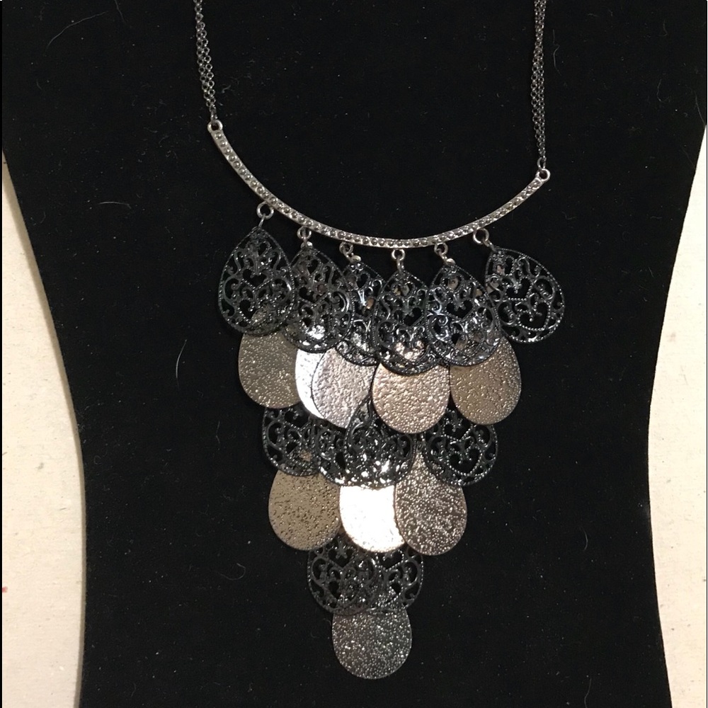 Gunmetal Filagree & Hammered Teardrop 16” Necklace